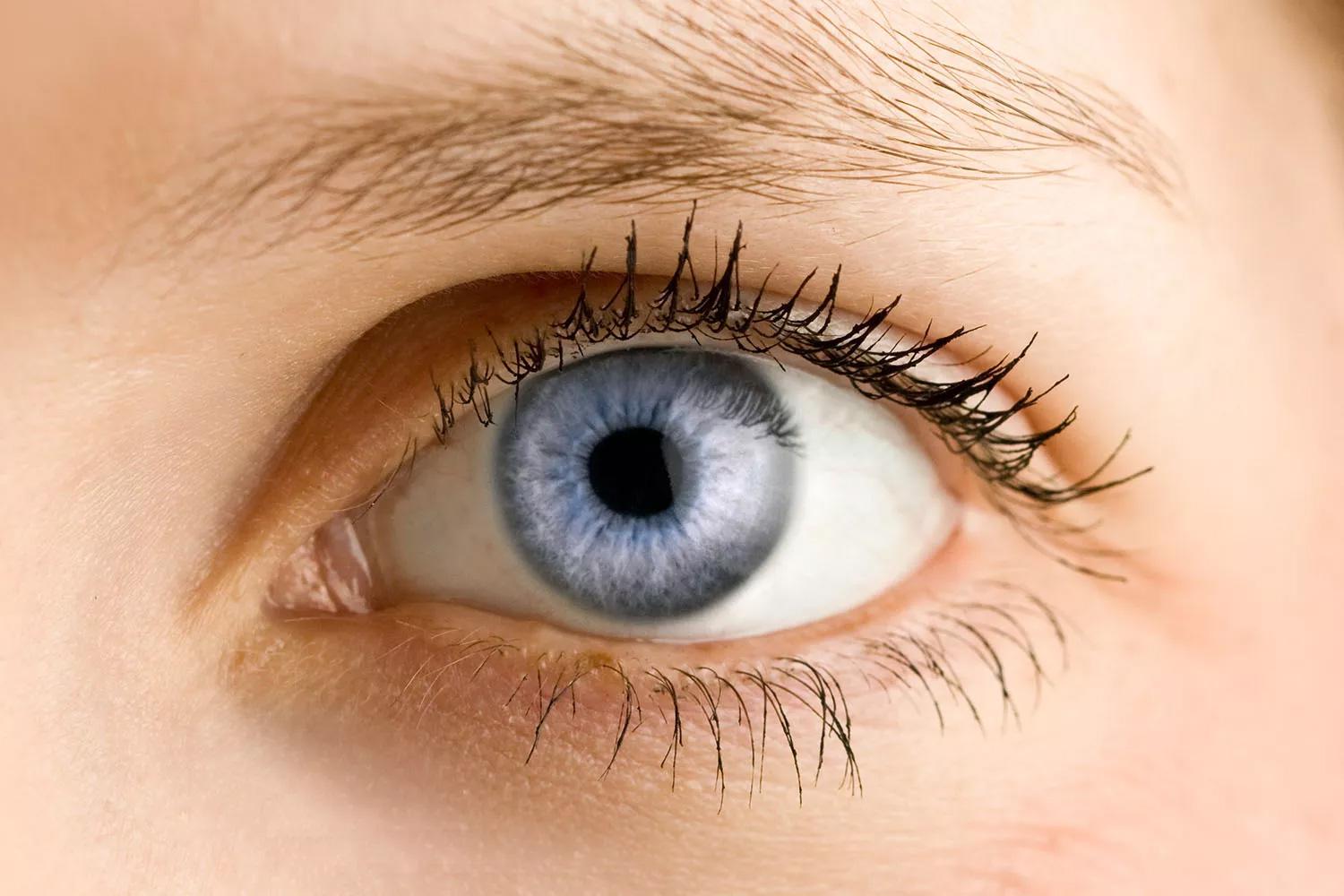 Nahansicht eines Auges bei der Augenvermessung