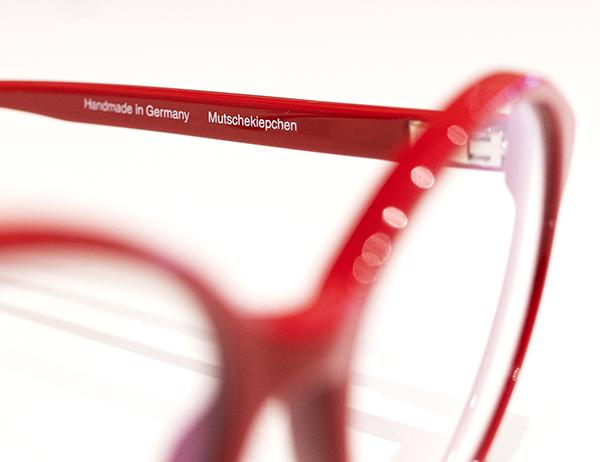 Rote Brille der hauseigenen Brillenkollektion von Trothe Optik